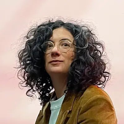 Ακούστε περιεχόμενο από Alexandra Stréliski, παρακολουθήστε μουσικά βίντεο, διαβάστε το βιογραφικό, δείτε ημερομηνίες περιοδείας, και πολλά ακόμη!