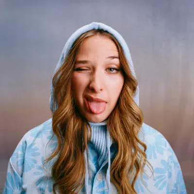 Poslechněte si interpreta Helena, sledujte hudební videa, přečtěte si životopis, podívejte se na data turné a další informace.